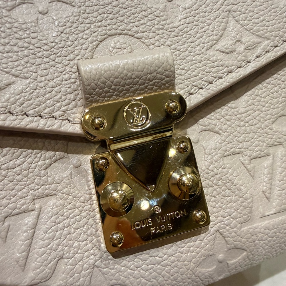 Louis Vuitton Pochette Métis EW SAND - Picture 5 of 9